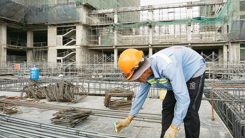 Công nhân thi công một dự án nhà ở tại phường Phú Hữu, TP Thủ Đức, TPHCM. Ảnh: HOÀNG HÙNG