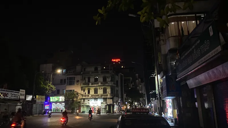 TP Hà Nội tắt các bóng đèn chiếu sáng công cộng (ngay cả khu vực nội thành) vào buổi tối để tiết kiệm điện