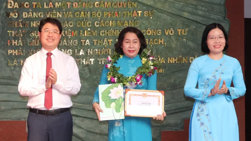 Bí thư Quận ủy quận Phú Nhuận (TPHCM) Phạm Hồng Sơn biểu dương bí thư chi bộ khu phố tiêu biểu. Ảnh: THÁI PHƯƠNG