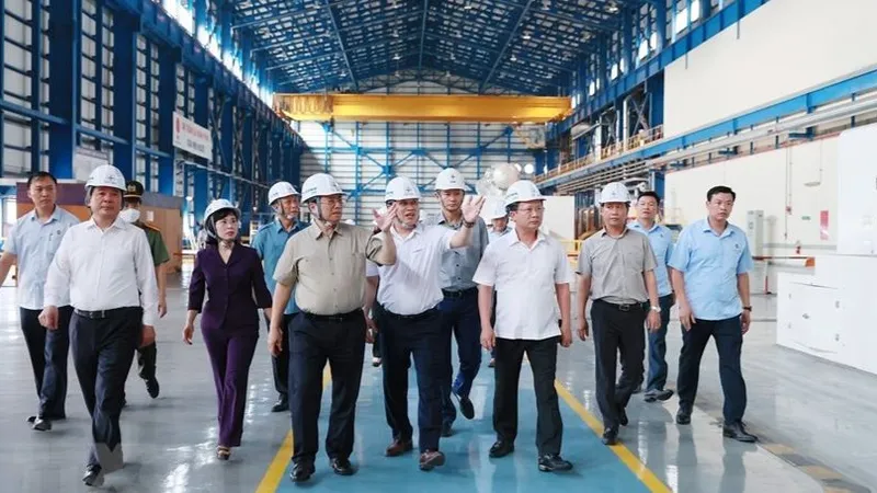 Thủ tướng Phạm Minh Chính kiểm tra tình hình sản xuất và cung ứng điện tại Công ty Nhiệt điện Mông Dương ở thành phố Cẩm Phả. Ảnh: TTXVN 