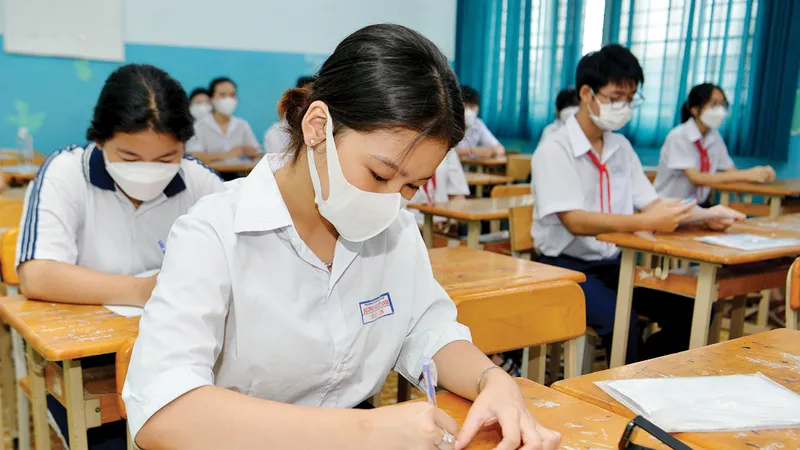Thí sinh thi vào lớp 10 tại điểm thi Trường THCS Sương Nguyệt Anh, TPHCM. Ảnh: CAO THĂNG