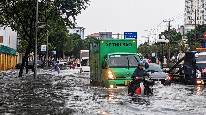 Mưa lớn, nhiều tuyến đường nội ô Bạc Liêu ngập nặng