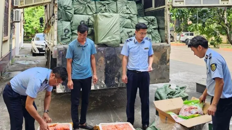 Tạm giữ gần 3 tấn thịt vịt và trứng gà non đông lạnh