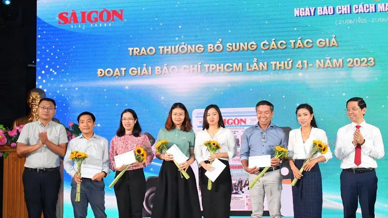 Báo SGGP khen thưởng bổ sung các tác giả đoạt Giải Báo chí TPHCM lần thứ 41 - năm 2023. Ảnh: VIỆT DŨNG 