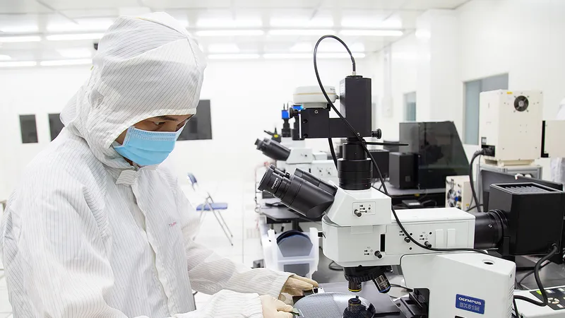 Công ty SHTP (Saigon Hi-tech Park Incubation Center, tại Khu công nghệ cao TPHCM) nghiên cứu và sản xuất chip bán dẫn cho thiết bị thông minh phục vụ xã hội thời 4.0. Ảnh: Hoàng Hùng