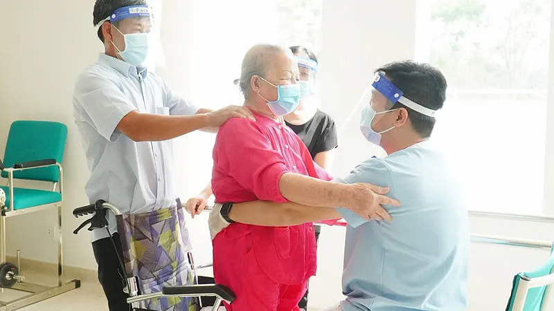 Điều trị Covid-19 cho bệnh nhân lớn tuổi tại Bệnh viện Gia An 115 (TPHCM). Ảnh: THÀNH SƠN 