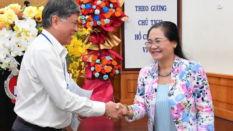 Đồng chí Nguyễn Thị Lệ trao đổi với Bí thư Đảng ủy, Giám đốc Sở GD-ĐT TPHCM Nguyễn Văn Hiếu. Ảnh: VIỆT DŨNG 