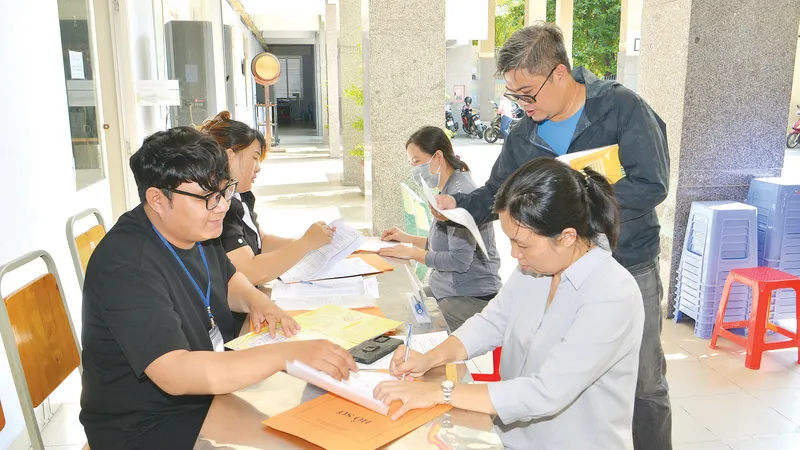 Phụ huynh làm hồ sơ nhập học cho con tại Trường THCS Huỳnh Khương Ninh, quận 1, TPHCM. Ảnh: CAO THĂNG
