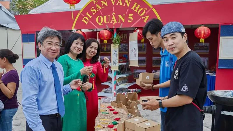 Gian hàng giới thiệu túi thơm truyền thống của nhóm bạn trẻ