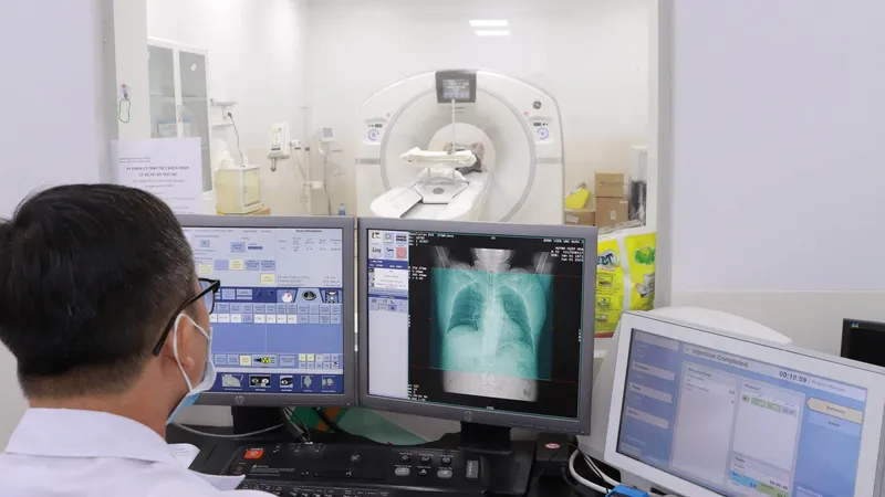 Bác sĩ Bệnh viện Ung bướu TPHCM chụp MRI cho người bệnh
