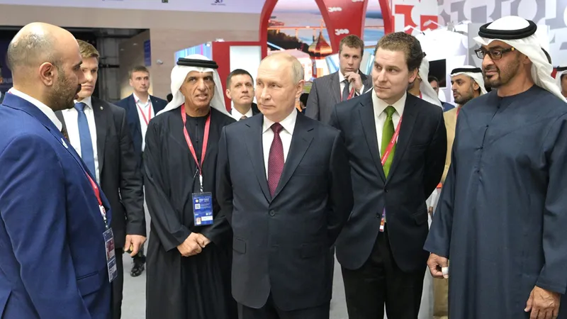 Tổng thống Nga Vladimir Putin (giữa) và Tổng thống Các Tiểu vương quốc Arab Thống nhất (bìa phải) Sheikh Mohamed bin Zayed Al Nahyan bên lề Diễn đàn Kinh tế Quốc tế Saint Petersburg ngày 16-6. Ảnh : GETTY IMAGES