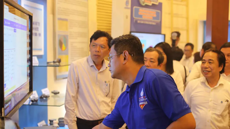 Đại diện Công ty CP Cấp nước Tân Hòa trình bày sáng kiến Công cụ tự động tính toán số liệu van bước và cảnh báo bất thường tại Tuần lễ Khoa học công nghệ và sáng tạo