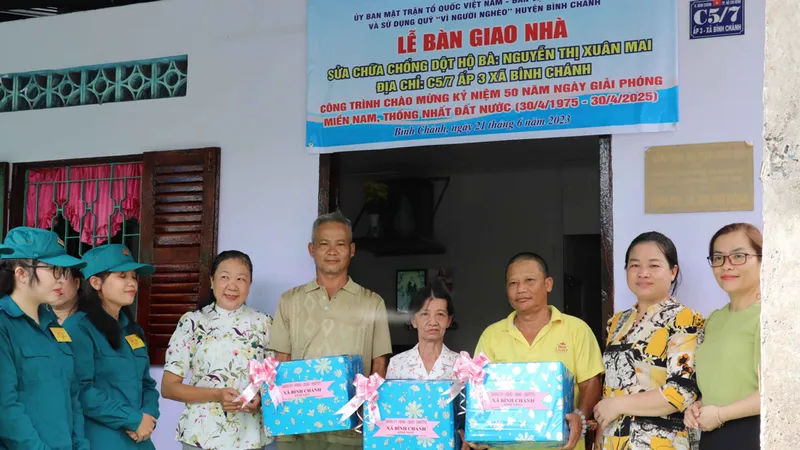 Ủy ban MTTQ Việt Nam TPHCM bàn giao nhà sửa chữa chống dột cho người dân tại huyện Bình Chánh, TPHCM