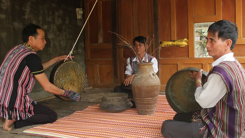 Ba anh em NNƯT Phạm Văn Vễ, Phạm Văn Rôm và Phạm Văn Nhót (thôn Phan Vinh, xã Ba Vinh, huyện Ba Tơ, tỉnh Quảng Ngãi) tấu chiêng ba