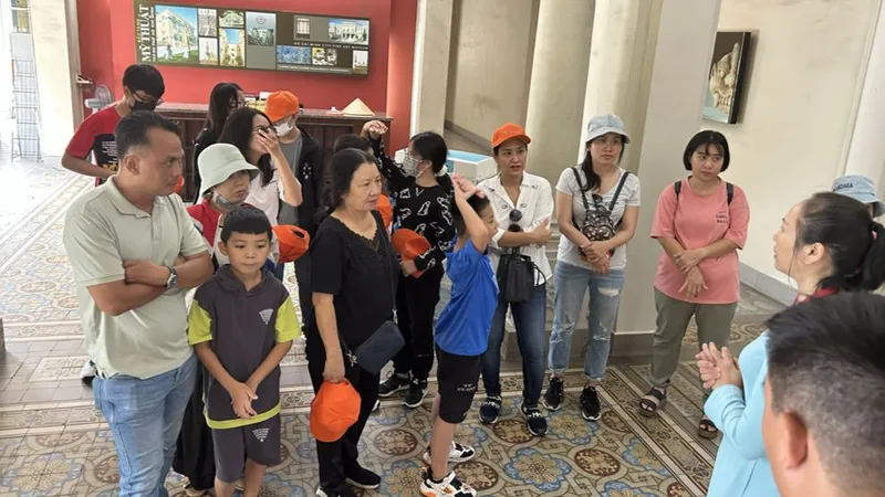 Khách tham quan Bảo tàng Mỹ thuật TPHCM