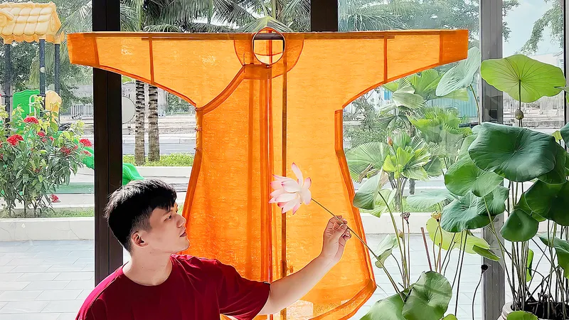 Anh Minh Đời tỉ mỉ bên những chiếc áo dài truyền thống. Ảnh: NVCC