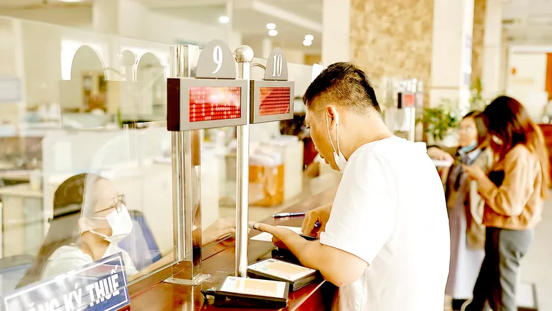 Người dân và doanh nghiệp nộp thuế tại Cục Thuế TPHCM. Ảnh: HOÀNG HÙNG
