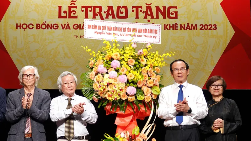 Lễ trao học bổng và Giải thưởng Trần Văn Khê: Trang trọng và ấm cúng