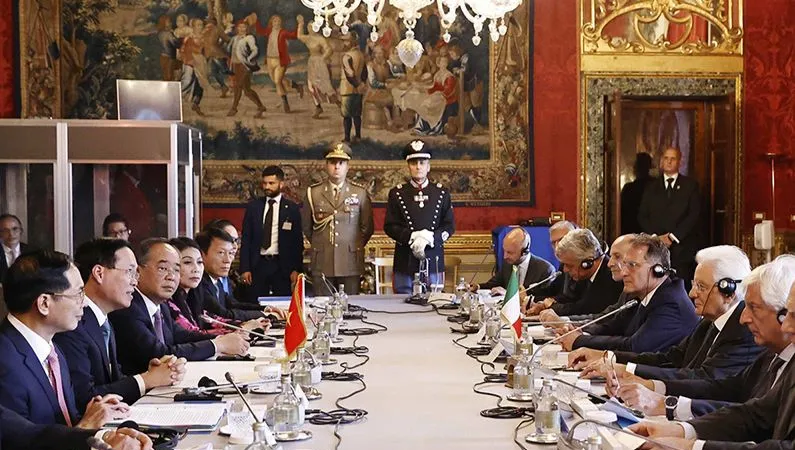 Chủ tịch nước Võ Văn Thưởng và Tổng thống Cộng hòa Italy Sergio Mattarella hội đàm. Ảnh: TTXVN 