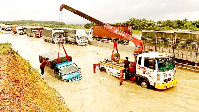 Ứng cứu phương tiện bị chết máy do ngập nước. Ảnh: N.T