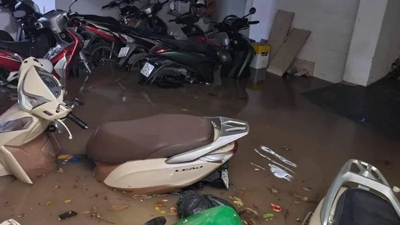 Hà Nội mưa như trút, nhiều nơi bị ngập sâu