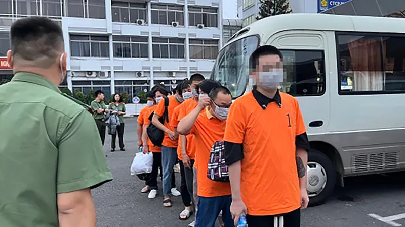 Lực lượng chức năng trục xuất người nước ngoài nhập cảnh trái phép vào Việt Nam . Ảnh: TRUNG DŨNG
