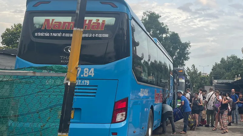 Xe giường nằm trả khách trên đường Mai Chí Thọ, TP Thủ Đức 