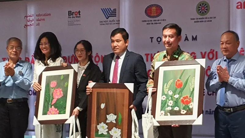 Các đại biểu tham dự tọa đàm về biến đổi khí hậu ở các nước ASEAN do Liên hiệp Các tổ chức hữu nghị TPHCM tổ chức. Ảnh: THỤY VŨ