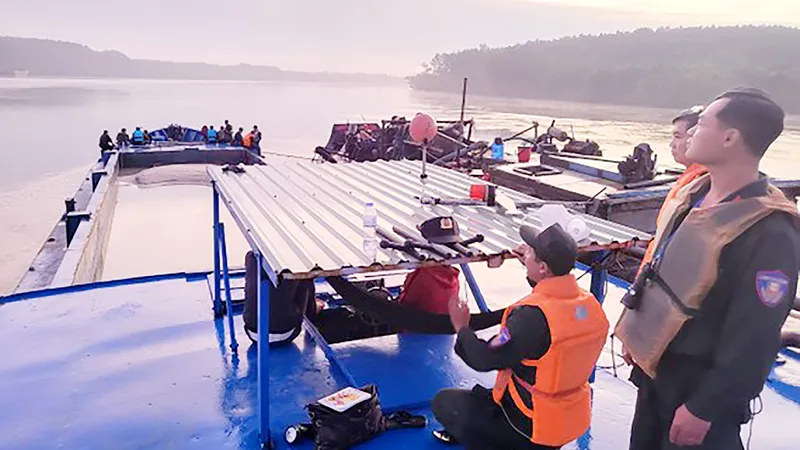Lực lượng chức năng bắt các đối tượng khai thác cát trái phép ở huyện Cần Giờ 