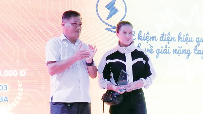 Ông Lê Anh Tuấn - Giám đốc Sở Công thương Tây Ninh trao giải nhất cho đại diện hộ gia đình ông Nguyễn Văn Hồng