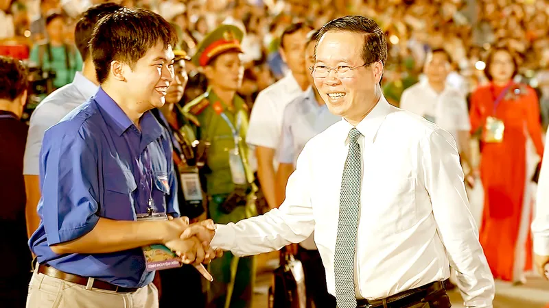 Chủ tịch nước Võ Văn Thưởng đến dự chương trình nghệ thuật “Dòng sông kể chuyện” trong khuôn khổ Lễ hội sông nước TPHCM lần thứ nhất năm 2023, tối 6-8 Ảnh: HOÀNG HÙNG