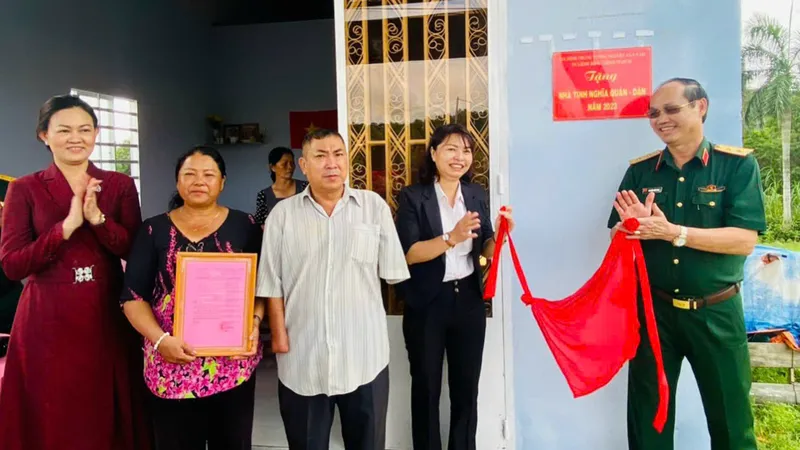 Gia đình Trung tướng Nguyễn Văn Nam trao tặng nhà cho gia đình bà Nguyễn Hồng Cúc (xã Tân Mỹ, huyện Đức Hòa, tỉnh Long An)