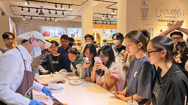 Du khách theo dõi quá trình nghệ nhân tạo hình chocolate tại Viện Nghiên cứu khoa học Tây Nguyên