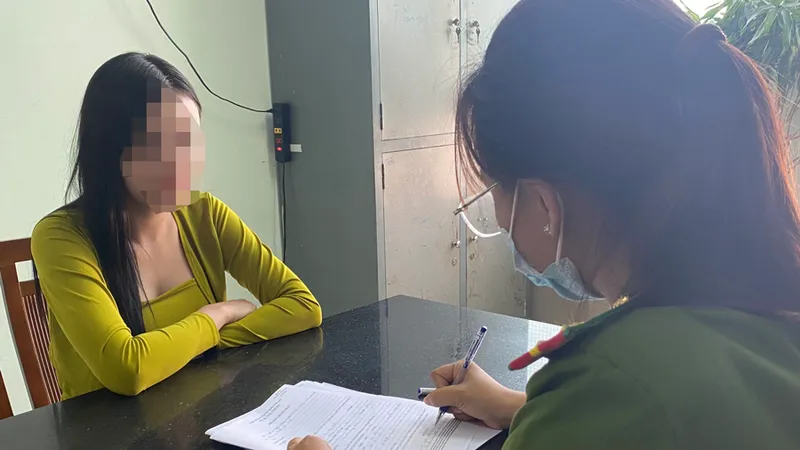 Hạnh tại cơ quan công an