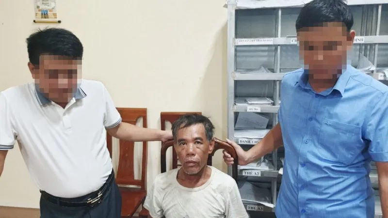 Đối tượng Lê Đình Thức (ngồi ở giữa) bị cơ quan điều tra bắt giữ. Ảnh: Công an Hà Tĩnh cung cấp