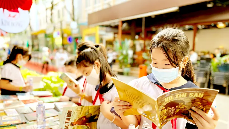 Đông đảo học sinh tìm đọc sách tại Đường sách TPHCM