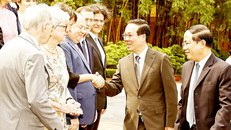 Chủ tịch nước Võ Văn Thưởng với các nhà khoa học quốc tế và Việt Nam. Ảnh: TTXVN