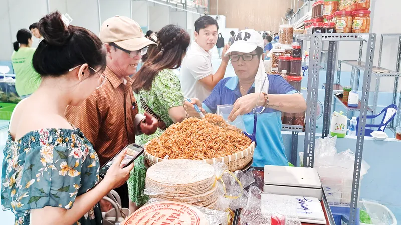 Du khách mua hải sản khô tại chợ hải sản Vũng Tàu