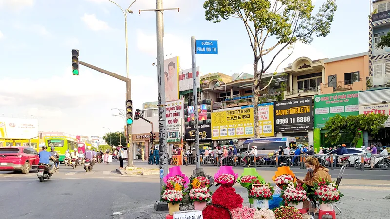 Một sạp hoa trên hè phố ở TPHCM 