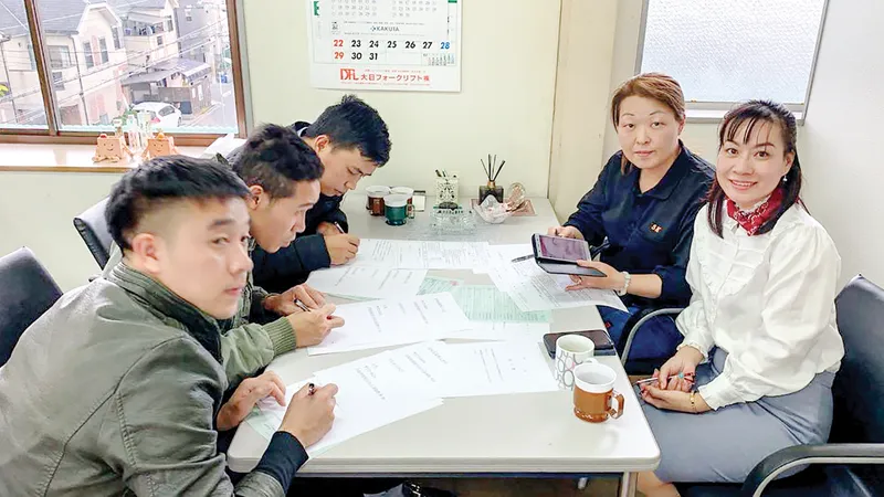 Chị Nguyễn Xuân (bìa phải) hướng dẫn các thực tập sinh Việt Nam đến xí nghiệp làm việc