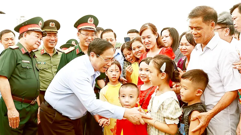 Thủ tướng Phạm Minh Chính thăm hỏi nhân dân vào Lăng viếng Chủ tịch Hồ Chí Minh. Ảnh: TTXVN