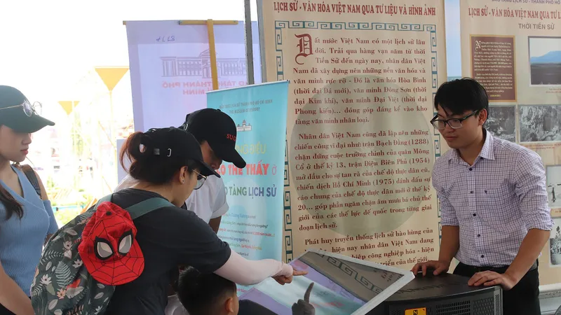Khách tham quan tương tác cùng công nghệ tại Bảo tàng Lịch sử TPHCM