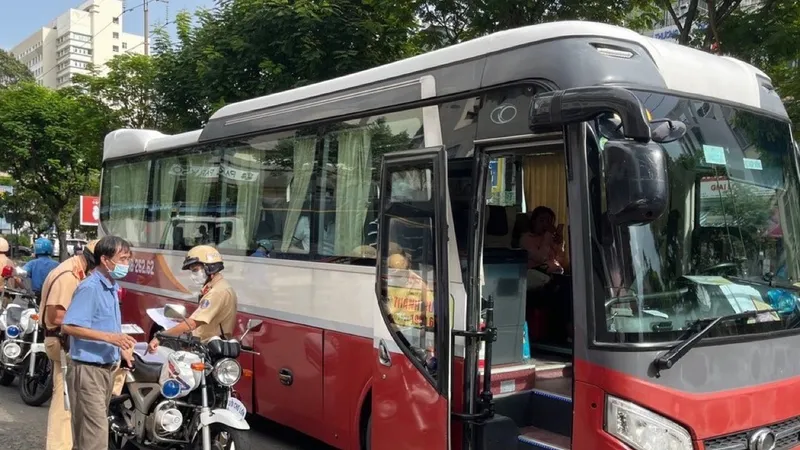  Đồng loạt ra quân tổng kiểm soát ô tô vận tải hành khách và hàng hóa bằng container