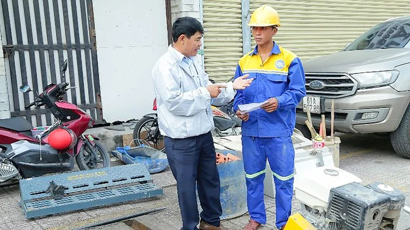 Kỹ sư Đặng Văn Song hướng dẫn công nhân thi Bàn tay vàng tại hiện trường