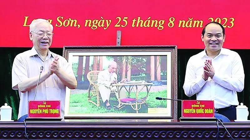 Tổng Bí thư Nguyễn Phú Trọng tặng Đảng bộ, chính quyền và nhân dân tỉnh Lạng Sơn bức ảnh Chủ tịch Hồ Chí Minh. Ảnh: TTXVN