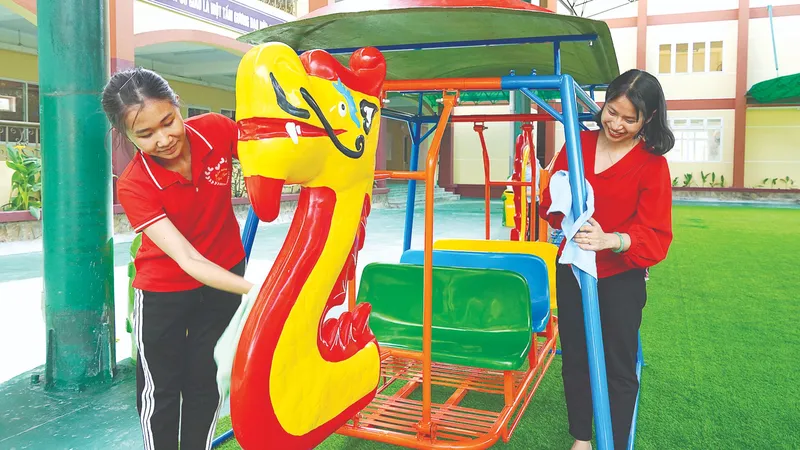Các cô giáo Trường Mầm non Bình Hưng (huyện Bình Chánh, TPHCM) tổng vệ sinh trường lớp phòng chống bệnh truyền nhiễm trước khi đón trẻ tựu trường. Ảnh: HOÀNG HÙNG