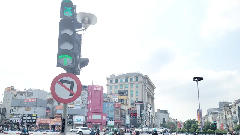 Biển cấm rẽ trái ở ngã 5 Ô Chợ Dừa nhưng người đi đường vẫn rẽ trái