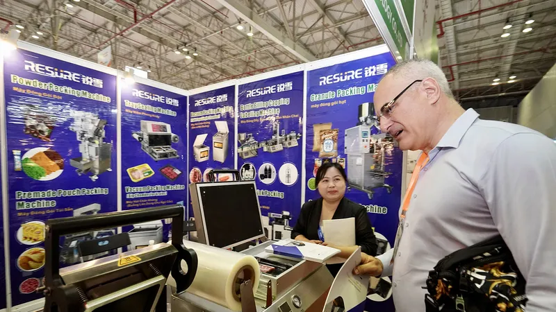 Doanh nghiệp tìm hiểu về thiết bị chế biến tự động tại Triển lãm Vietfood & Beverage - Propack Vietnam 2023. Ảnh: HOÀNG HÙNG