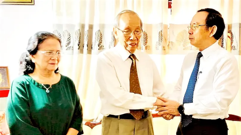 Bí thư Thành ủy TPHCM Nguyễn Văn Nên thăm GS-TS Trần Hồng Quân nhân Ngày Nhà giáo Việt Nam 20-11-2020