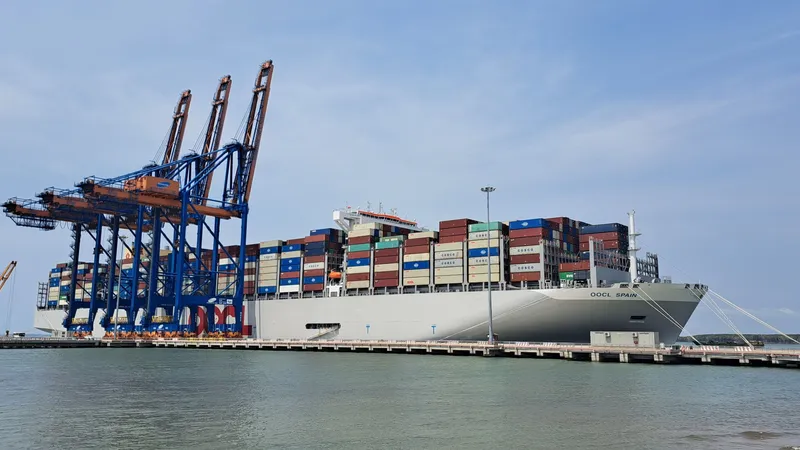 OOCL Spain, một trong những tàu container lớn nhất thế giới cập cảng Cái Mép - Thị Vải hồi tháng 3-2023